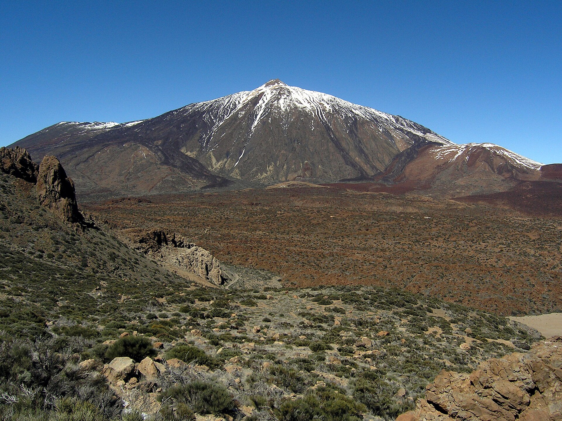 Cono del Teide con nieve, caldera y matorral, Parque Nacional del Teide, Tenerife.